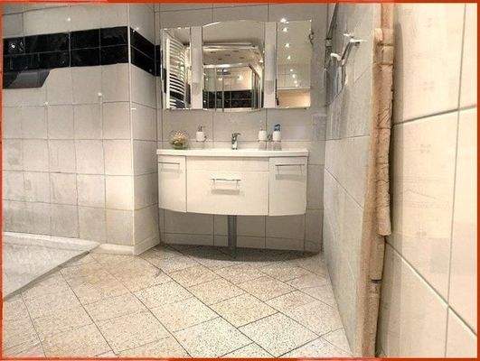 Badezimmer mit Dusche