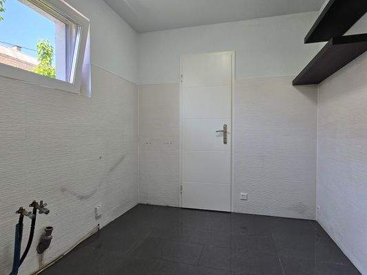 Küche mit Zugang zum Bad