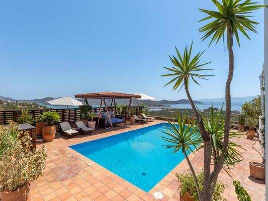 Kreta, Elounda: Villa mit Pool und atemberaubendem Meerblick auf die Bucht zu verkaufen