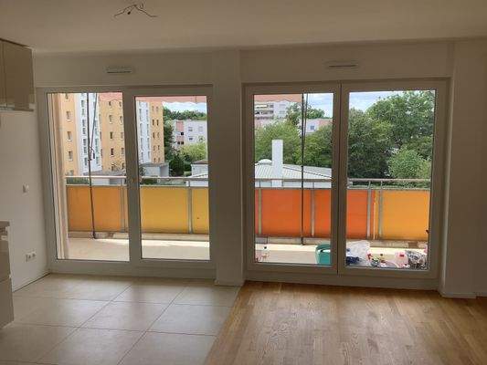 T 19 Wohnzimmer zum Balkon.jpg