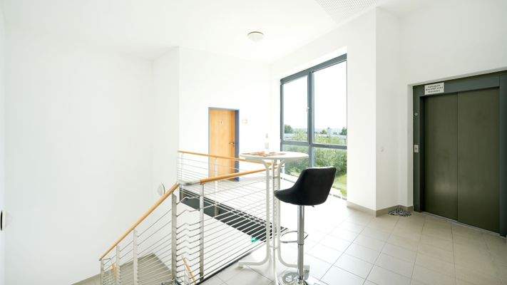 Gebäude II - Eingangsbereich (OG)