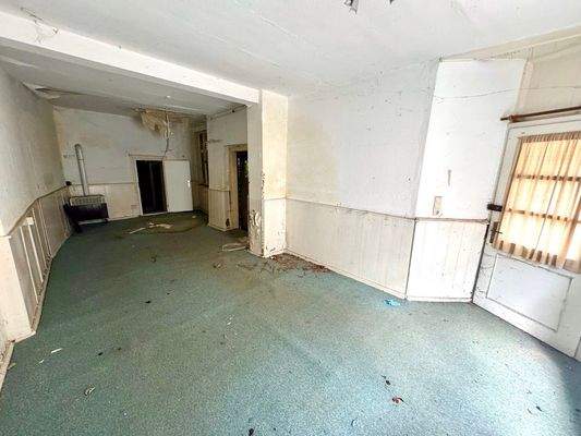 Gewerbeeinheit links