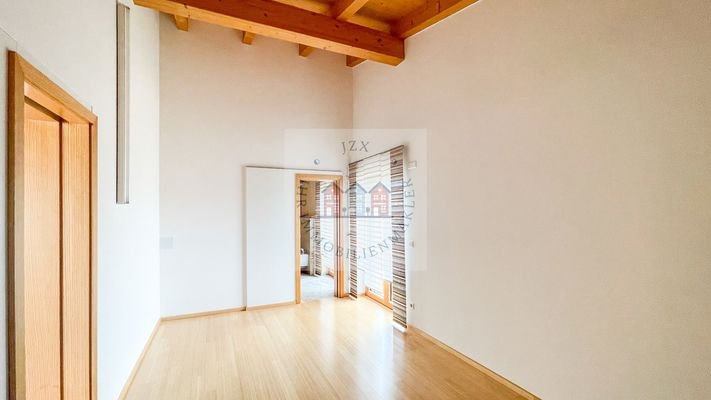 Begehbarer Schrank zwischen Schlafzimmer und Bad