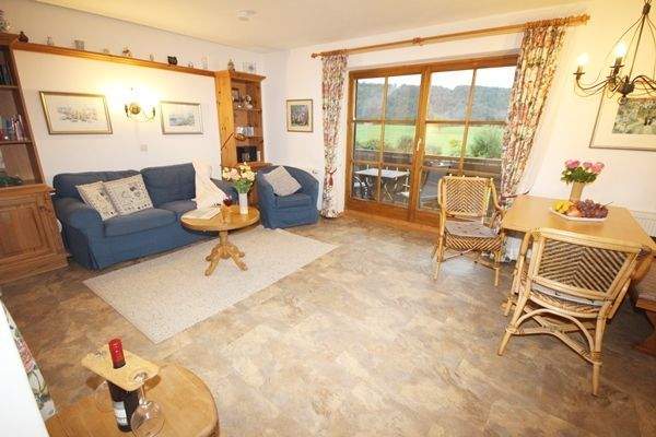 Lichtdurchfluteter Wohnbereich mit naturnahem Flair