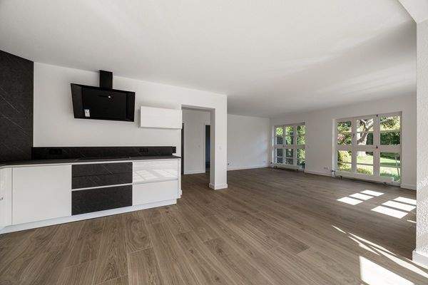 EG Küche mit Blick zum Wohnzimmer