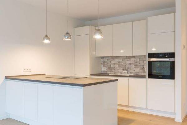 Offene Wohnküche mit hochwertigen Geräten