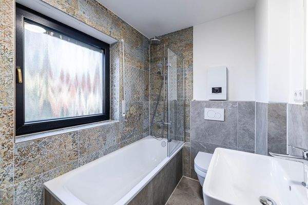 Das Bad mit Wanne und Dusche