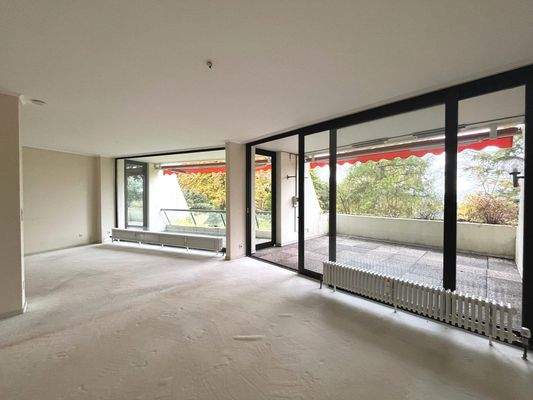 Wohn-/Esszimmer mit großer Fensterfront