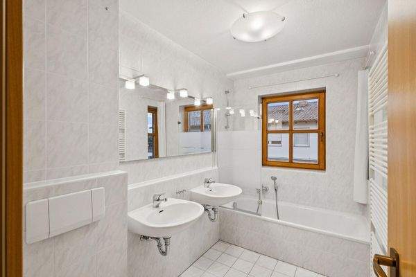 Bad mit Badewanne 1. OG