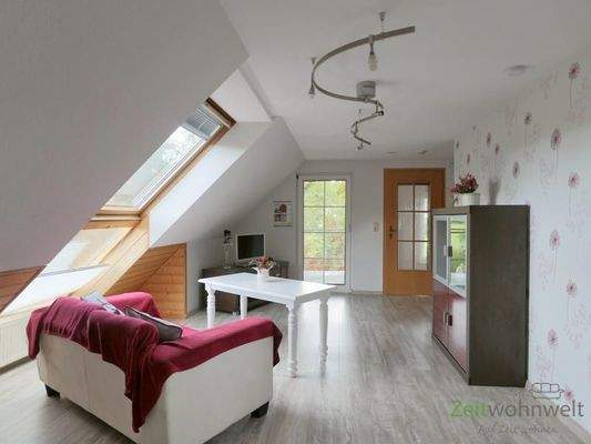 Blick zu TV und Balkonausgang