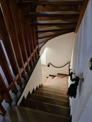 Holztreppe mit Handlauf