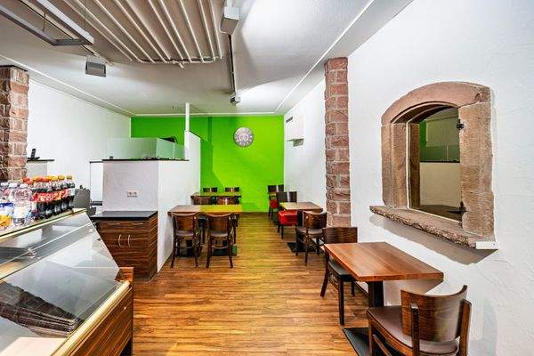 Cafe mit Sitzmöglichkeiten 