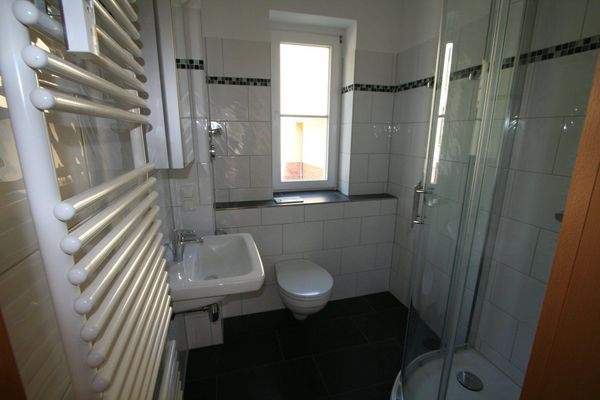 Modernes Bad mit Dusche