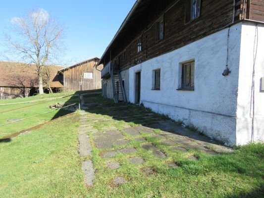 gepflasterte Terrasse vor dem Haus 