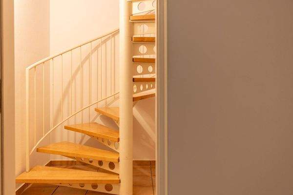 Licht, Holz & Wohngenuss – Charme pur auf drei Etagen mit Schwedenofen und stilvoller Wendeltreppe