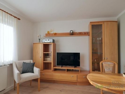 Schrankwand und TV im Wohnzimmer