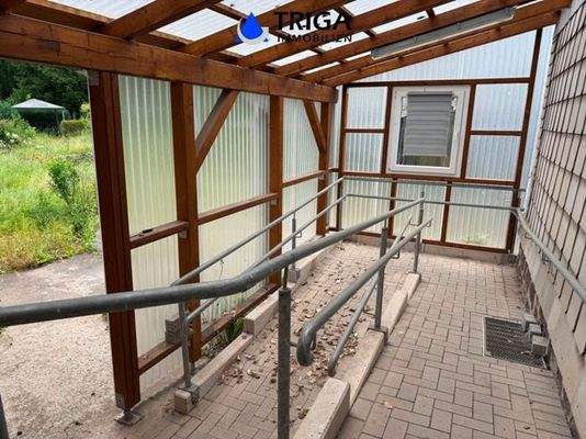 überdachte Rampe hinter dem Haus 