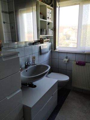DG_Badezimmer mit Wanne und WC