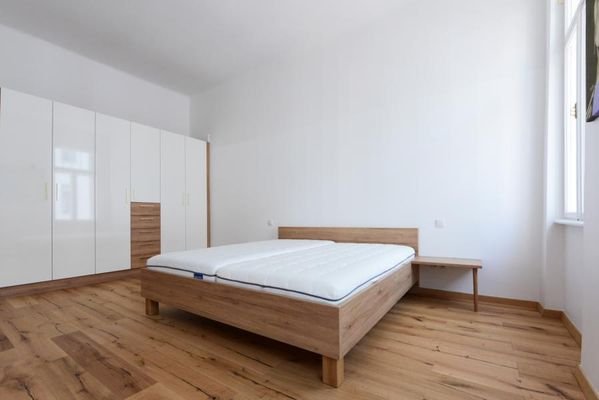 Schlafzimmer / Bedroom