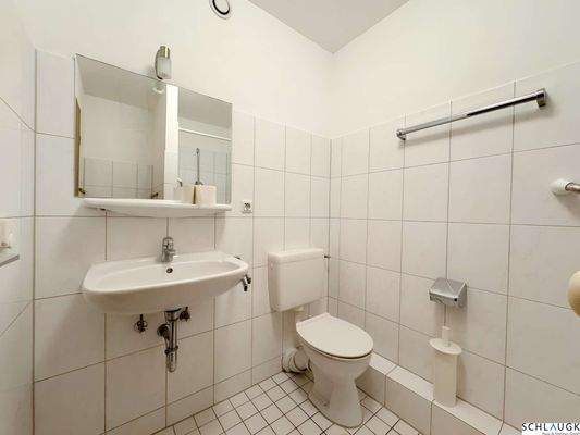 Badezimmer mit Dusche und WC