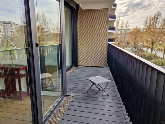 großer Balkon mit West Ausrichtung