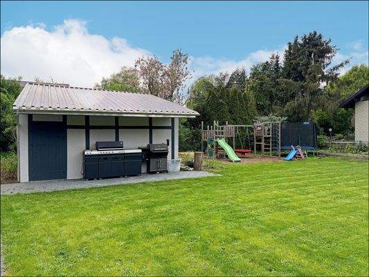 Die große Gartenhütte sorgt für zusätzliche Ordnung und Komfort