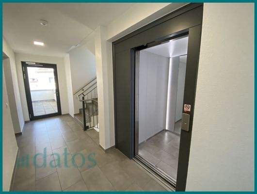 05 Hausflur und Aufzug