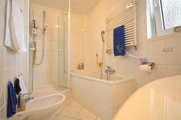 Kann hier einer sagen, gehen wir duschen oder baden?