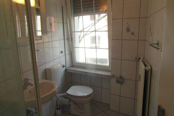 Apartment Dusche mit Toilette ud Fenster