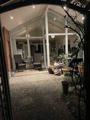 helles Wohnzimmer mit Terrasse