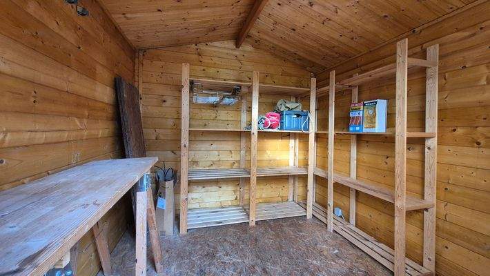 Gartenhaus innen.jpg