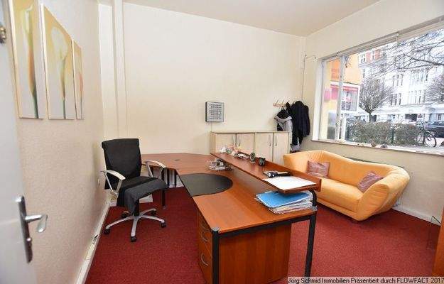 Büro mit Blick auf den Eingangsbereich