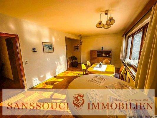 lichtdurchfluteter Wohnbereich