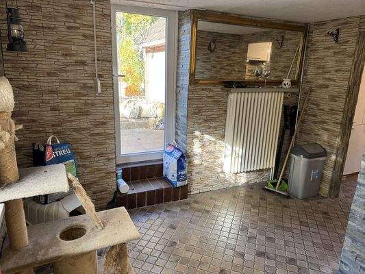 Durchgangszimmer mit Zugang in den Garten