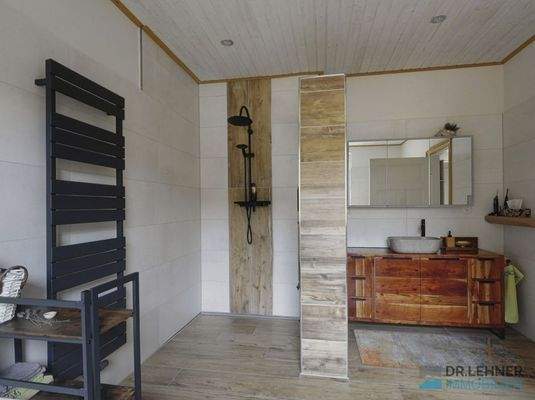 Modernes Badezimmer mit offener Dusche