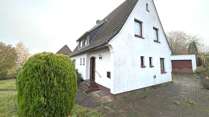 Seitenansicht mit Garage