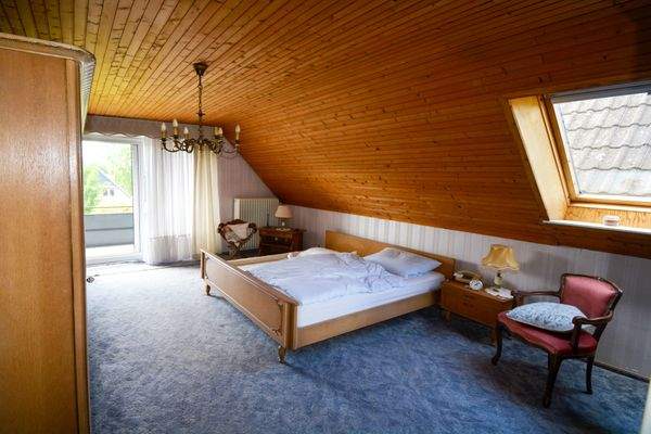 Schlafzimmer mit Balkonzugang im DG