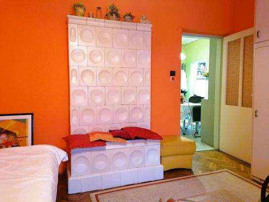 Schlafzimmer mit Kachelofen