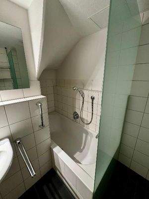 Badewanne im Badezimmer UG