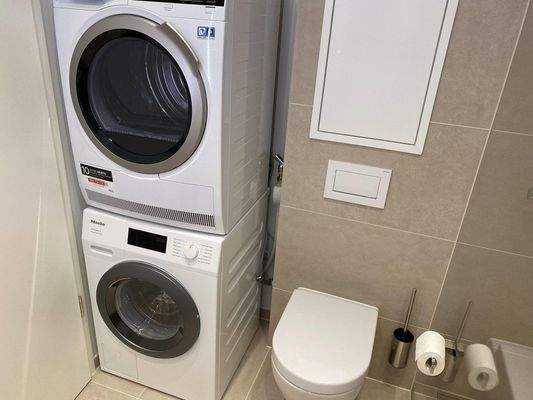Bad mit Waschmaschine/Trockner