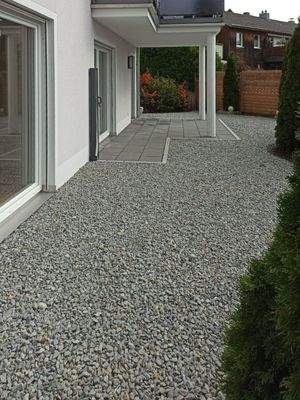 Terrasse mit Steingarten