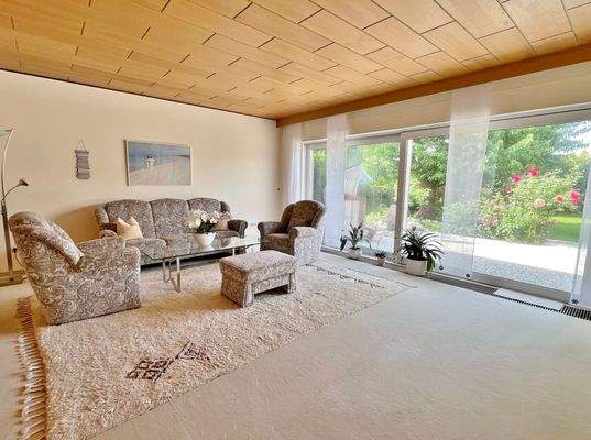 Hauptwohnung: Wohnzimmer mit Terrassenzugang