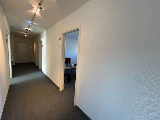 Flur zum Lager und Pausenraum