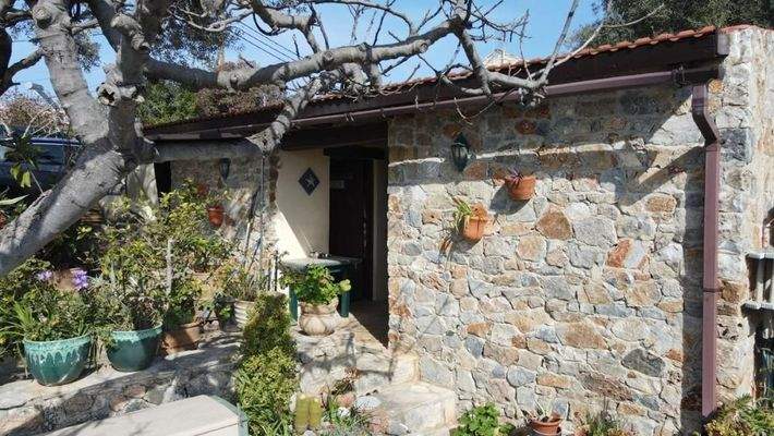 Kreta, Paleloni – Traditionelles kretisches Haus mit ikonischen Steinbögen