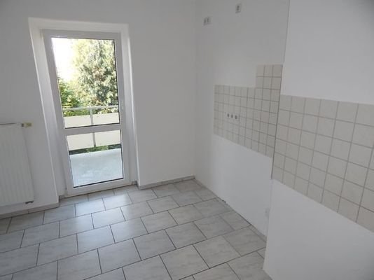 Küche mit Zugang zum Balkon