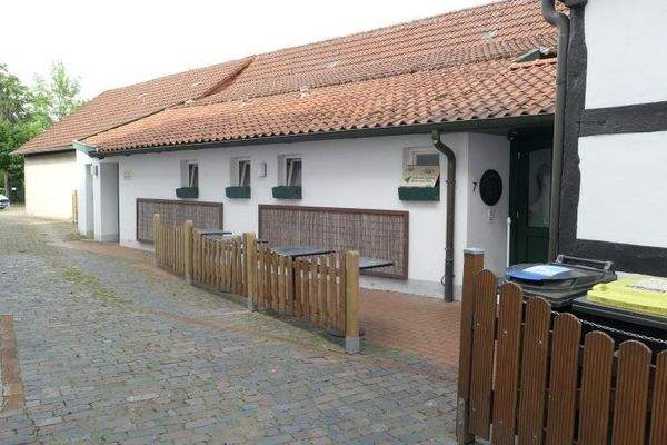 Ansicht Einfahrt links neben der Immobilie