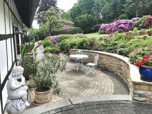 Südterrasse mit Blick in den Garten