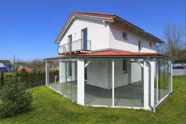 Hausansicht mit großem Wintergarten