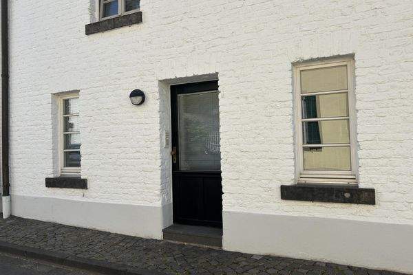 Hausansicht, Eingangstüre Gewerbeeinheit