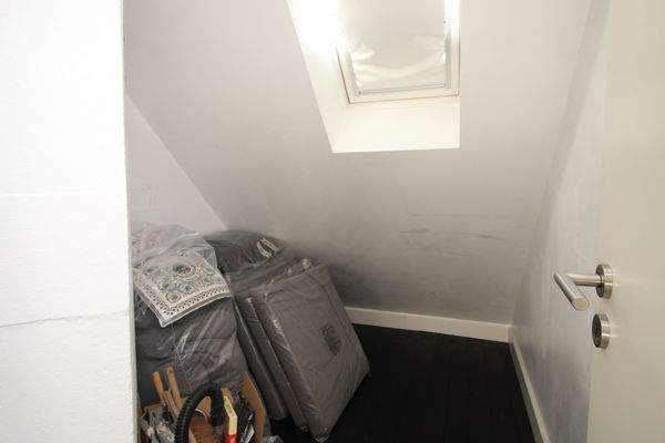 RAUM FÜRS LAGERN UND AUFBEWAHREN, BEFENSTERT